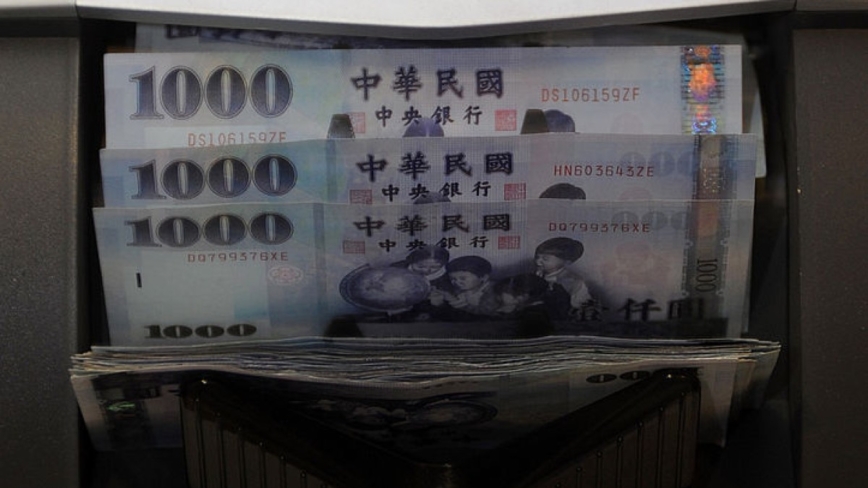 央行尾盘出手 新台币翻贬收29.18元