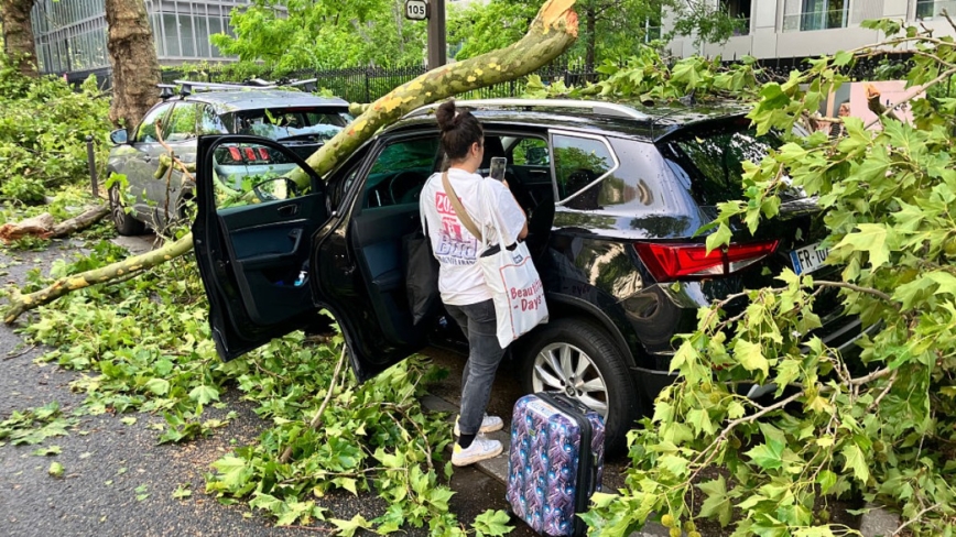 法国大雷雨 巴黎警车幽默播放铁达尼歌曲巡逻
